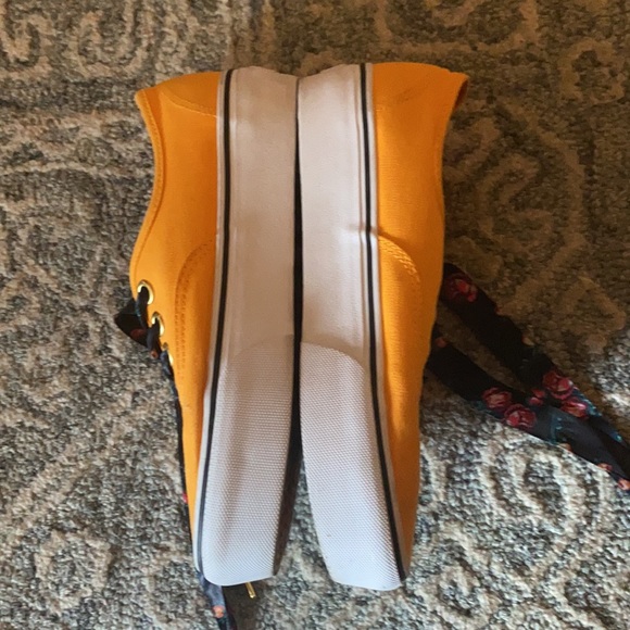 Gently used platform Vans sneakers - Picture 2 of 7